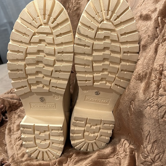 SJB Lakeline Cream ankle boot lug sole nwt 9.5 med - Picture 4 of 8